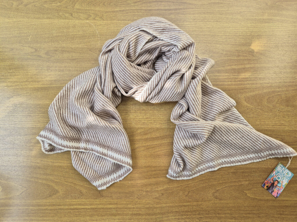 Fein gestreifter Kaschmir-Schal von LWH | helles Kupfer & Creme | 66×206cm